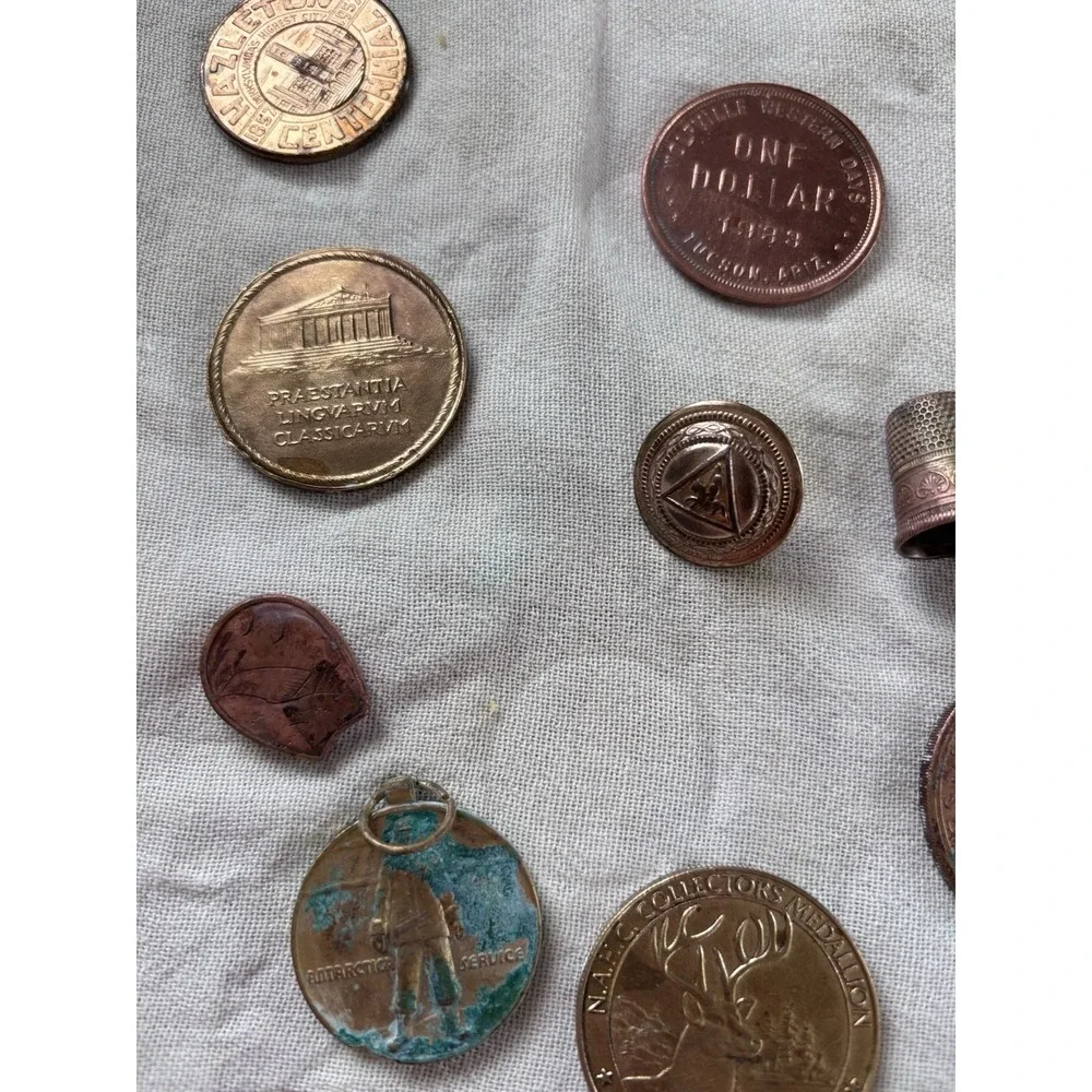 Miscellaneous‎ Brass, Copper Commemorative Coins, Assemble A Button. 3743
